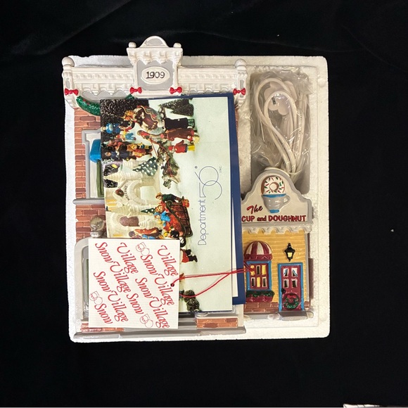 Department 56 Snow Village Police Station with Donut Shop NIB - Picture 3 of 9